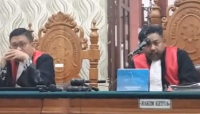 KETUK PALU. Ketua Majelis Hakim PN Sumenep memimpin jalannya persidangan perkara ODGJ Sapudi di ruang sidang utama. (Istimewa for MaduraPost)