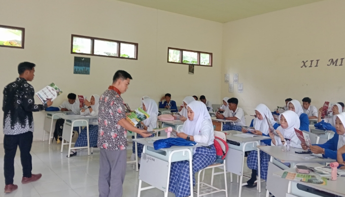 GENERASI. Siswa SMA Islam Pagerungan Besar mengikuti kegiatan literasi di ruang kelas, menyambut Tahun Ajaran Baru 2026 dengan semangat belajar dan harapan masa depan. (Istimewa for MaduraPost)
