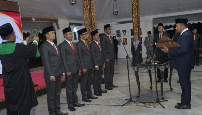 DIKUKUHKAN. Pelantikan dan pengambilan sumpah jabatan Komisioner Komisi Informasi Kabupaten Sumenep periode 2025–2029 di Pendopo Agung Keraton Sumenep, Jumat (23/01/2026) malam. (Istimewa for MaduraPost)