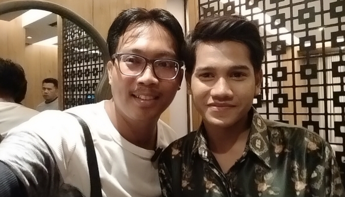 BERSUA. Valen DA7 (kiri) berfoto bersama Miftahol Hendra Efendi, wartawan MaduraPost, usai wawancara di Hotel Myze, Sumenep, Sabtu (24/1/2026) malam. (M.Hendra.E/MaduraPost)