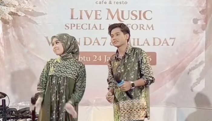 TAMPIL. Valen dan Mila tampil dalam special perform live music di Arina Cafe and Resto Sumenep pada acara Private Performance, Sabtu (24/1/2026) malam. (M.Hendra.E/MaduraPost)