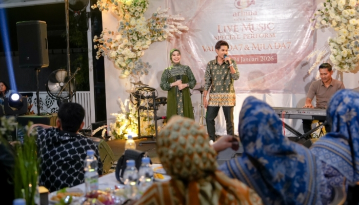 TAMPIL. Valen DA7 dan Mila DA7 tampil memukau dalam Live Music Special Performance di Arinna Cafe & Resto Sumenep, Sabtu (24/1/2026) malam. (Istimewa for MaduraPost)