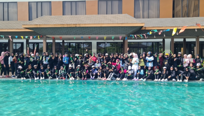 KEGIATAN. Peserta Wellness Beat Poundfit berpose bersama usai mengikuti sesi olahraga penuh energi di area kolam renang Myze Hotel Sumenep. (Istimewa for MaduraPost)