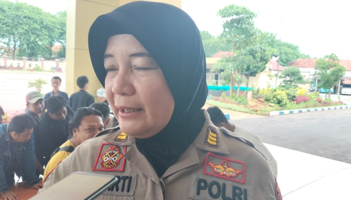 KONFIRMASI. Plt Kasi Humas Polres Sumenep, Kompol Widiarti S, saat diwawancara wartawan beberapa waktu lalu. (M.Hendra.E/MaduraPost)