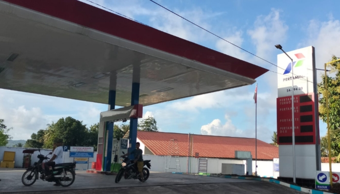 PELAYANAN. Potret salah satu SPBU di Kecamatan Lenteng, Kabupaten Sumenep, yang melayani pengisian BBM bagi kendaraan masyarakat. (M.Hendra.E/MaduraPost)