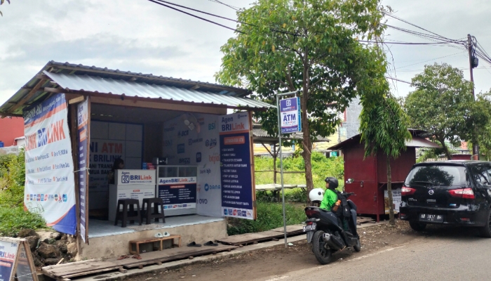 LOKASI. Agen BRILink di Jalan Adirasa, Perumahan Bumi Sumekar Asri (BSA), Kolor, Sumenep, yang melayani tarik–setor tunai serta penukaran uang Ringgit bagi warga Kangean dan perantau Malaysia. (M.Hendra.E/MaduraPost)