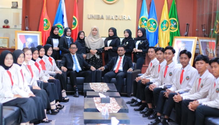 SIMBOLIS. Jajaran pimpinan Uniba Madura bersama para finalis Pemilihan Duta Kampus usai tahapan seleksi lanjutan di lingkungan kampus. (Istimewa for MaduraPost)