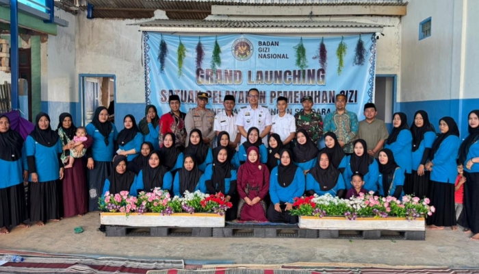 SIMBOLIS. Jajaran pengelola SPPG Pasongsongan–Soddara bersama unsur lintas sektor berfoto bersama usai grand launching program pemenuhan gizi anak didik di Dusun Serreh. (M.Hendra.E/MaduraPost)