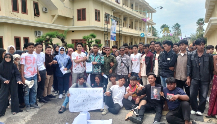 SEPAKAT. Mahasiswa UPI Sumenep menggelar aksi penyampaian aspirasi di lingkungan kampus, menyoroti persoalan KIP Kuliah dan komitmen peningkatan kualitas pendidikan. (M.Hendra.E/MaduraPost)