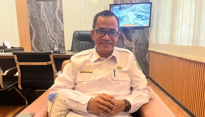 PROFIL. Kepala BKPSDM Sumenep, Benny Irawan, saat berada di rumah kerjanya. (Istimewa for MaduraPost)