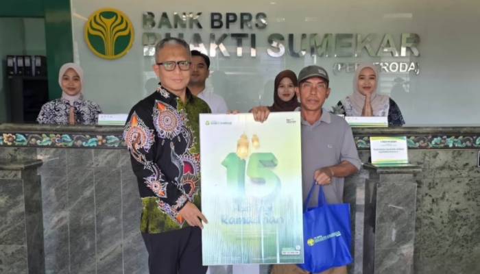 SIMBOLIS. Direktur Utama BPRS Bhakti Sumekar, H. Hairil Fajar, menyerahkan hadiah kepada nasabah dalam momentum Nisfu Sya’ban di kantor BPRS Bhakti Sumekar, Selasa (3/2/2026) kemarin. (Istimewa for MaduraPost)