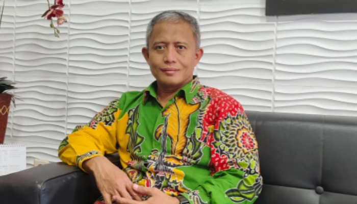 PROFIL. Direktur Utama BPRS Bhakti Sumekar, H. Hairil Fajar, saat berada di ruang kerjanya. (Istimewa for MaduraPost)