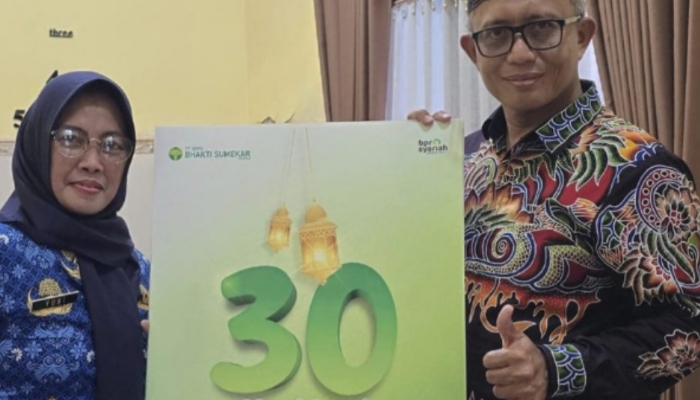 SIMBOLIS. Direktur Utama BPRS Bhakti Sumekar, H. Hairil Fajar, saat menyerahkan souvenir Ramadhan secara simbolis kepada nasabah sebagai bentuk apresiasi dan penguatan silaturahmi. (Istimewa for MaduraPost)