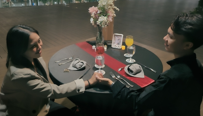 ROMANTIC DINNER. Pasangan menikmati suasana makan malam romantis di Sae Rassa Restaurant, Myze Hotel Sumenep. (Istimewa for MaduraPost)