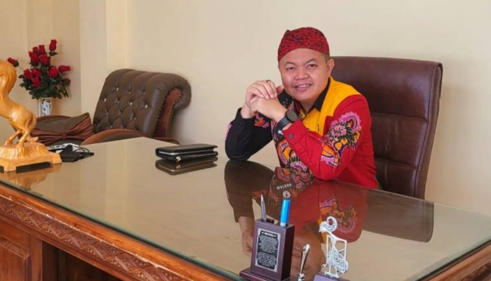 PROFIL. Kepala Bagian Hukum Pemkab Sumenep, Hizbul Wathan, saat berada di ruang kerjanya. (Istimewa for MaduraPost)