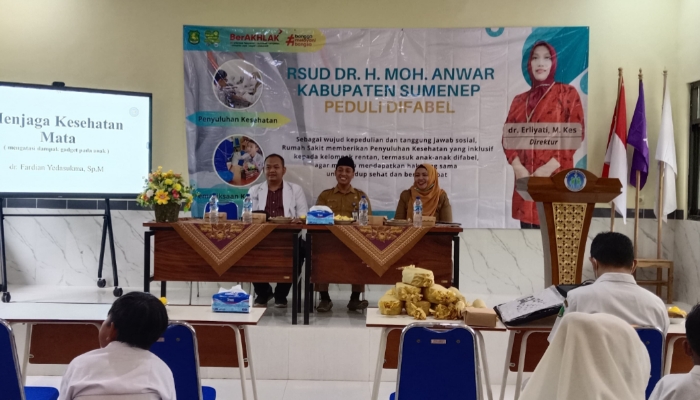 KEGIATAN. Penyuluhan kesehatan mata oleh RSUDMA Sumenep bagi siswa SLB Saronggi sebagai wujud kepedulian terhadap difabel. (Istimewa for MaduraPost)