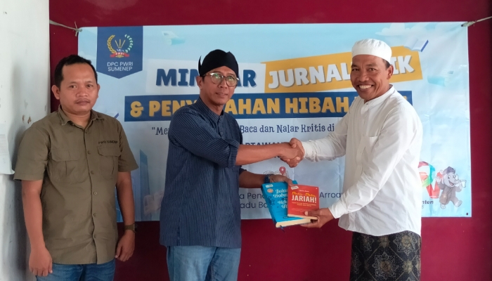 SIMBOLIS. TA Bupati Sumenep Bidang Kebudayaan dan Iptek, Ibnu Hajar (tengah), Ketua DPC PWRI Sumenep, Rusydiyono (kanan), Kiai Subaidi Mukhtar, Kepala Sekolah Lembaga Pendidikan Islam Arroqy Gadu Barat, Kecamatan Ganding (kiri) dalam penyerahan hibah buku dalam kegiatan Mimbar Jurnalistik. (M.Hendra.E/MaduraPost)