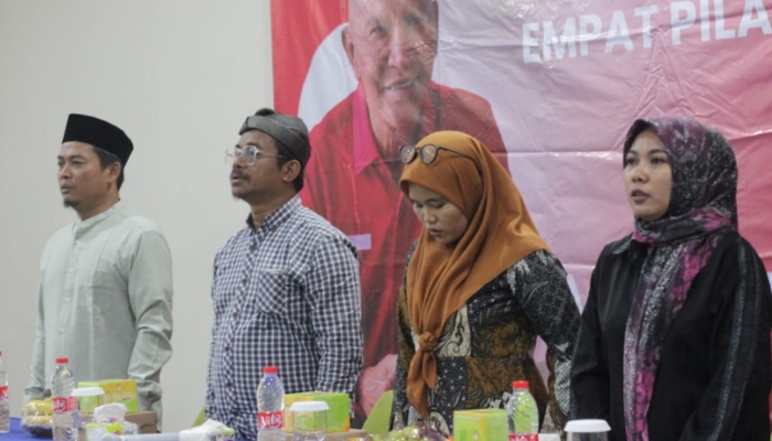 ACARA. Para narasumber berdiri khidmat saat pembukaan sosialisasi Empat Pilar Kebangsaan di Ballroom Hotel De Baghraf, Sumenep, Rabu (11/2/2026). (M.Hendra.E/MaduraPost)