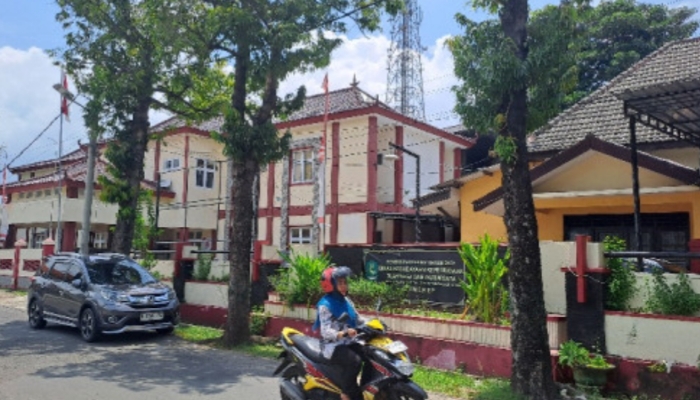 MOBILITAS. Kantor Disbudporapar Sumenep tampak dari arah depan, yang berlokasi di lingkungan Delama, Pajagalan, Kecamatan Kota. (Istimewa for MaduraPost)