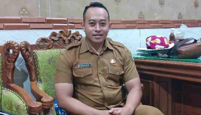 PROFIL. Kabid Pembinaan SMP Disdik Sumenep, M. Fajar Hidayat, saat berada di ruang kerjanya. (Istimewa for MaduraPost)