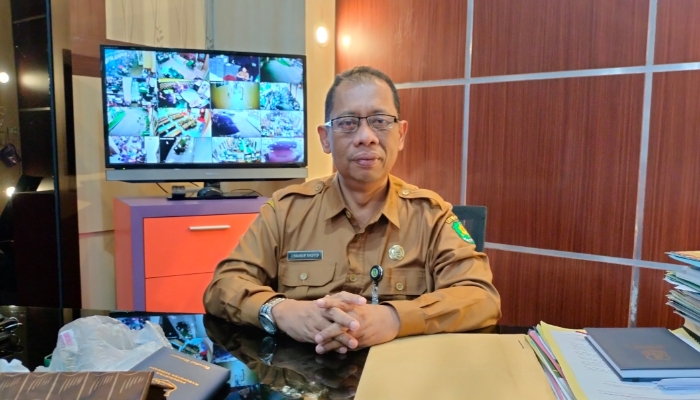 PROFIL. Kepala DKPP Sumenep Chainur Rasyid, saat berada di ruang kerjanya. (M.Hendra.E/MaduraPost)