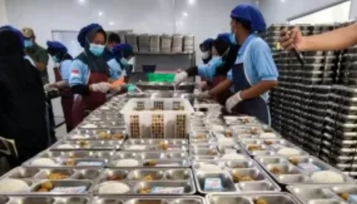ILUSTRASI. Para petugas tengah sibuk menyiapkan paket menu MBG di dapur. (Istimewa for MaduraPost)