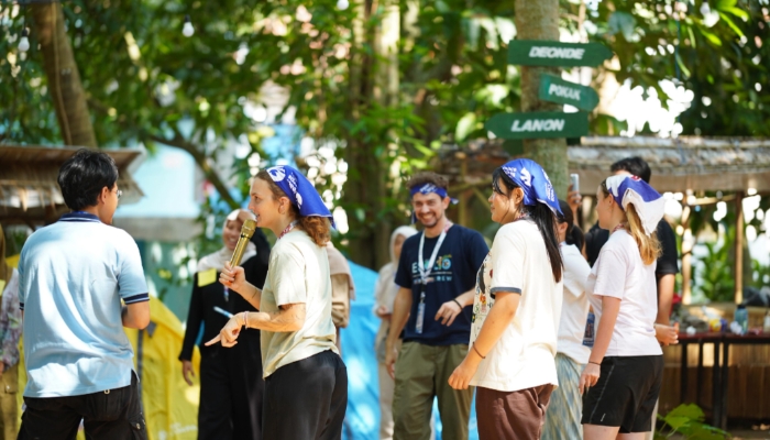 KEGIATAN. Relawan internasional bersama peserta mengikuti aktivitas interaktif pembelajaran bahasa Inggris dalam program Englisan Vol. 3 di Pasar Kebbun, Sumenep. (Istimewa for MaduraPost)