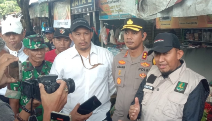 WAWANCARA. Bupati Sumenep Achmad Fauzi Wongsojudo bersama unsur TNI–Polri meninjau langsung kondisi harga dan ketersediaan bahan pokok di Pasar Anom menjelang Ramadan. (M.Hendra.E/MaduraPost)