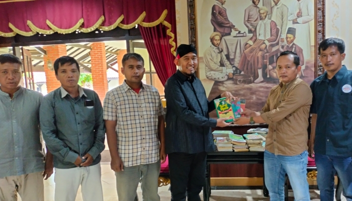 SIMBOLIS. Bupati Achmad Fauzi Wongaojudo saat menyerahkan bantuan buku secara simbolis kepada DPC PWRI Sumenep sebagai dukungan penguatan literasi masyarakat. (M.Hendra.E/MaduraPost)
