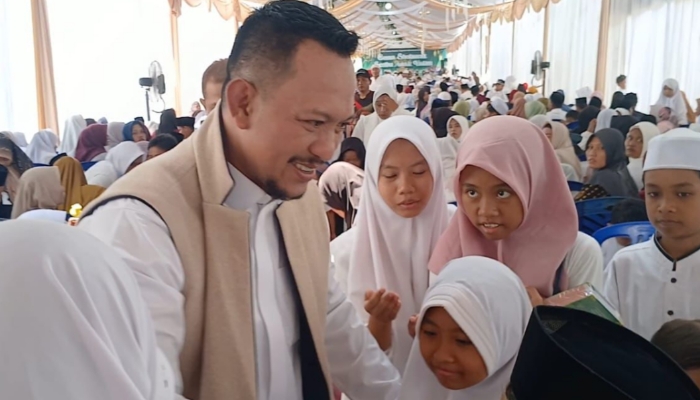 PEDULI. Founder Yayasan Bani Insan Peduli menyapa dan menyerahkan santunan kepada anak-anak yatim dalam kegiatan sosial di Sumenep. (Istimewa for MaduraPost)