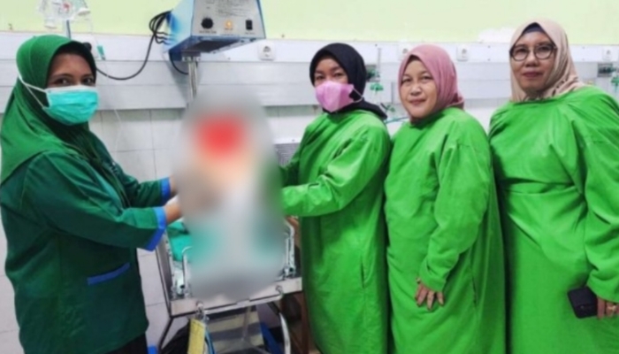 DIRAWAT. Petugas mendampingi perawatan bayi temuan di ruang perawatan intensif guna memastikan keselamatan dan pemulihan kondisi kesehatan. (Istimewa for MaduraPost)