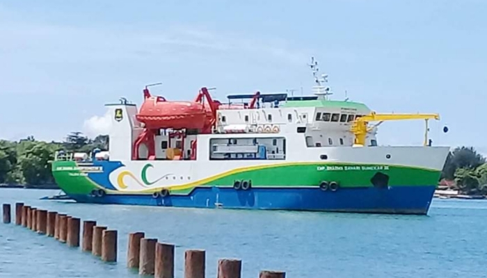 BERLAYAR. Kapal Motor Dharma Bahari Sumeker (DBS) III melintas di perairan, memperkuat konektivitas transportasi laut bagi masyarakat kepulauan Sumenep. (Istimewa for MaduraPost)