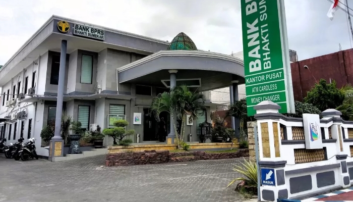 BANGUNAN. Potret Kantor Pusat BPRS Bhakti Sumekar tampak dari arah depan. (Istimewa for MaduraPost)