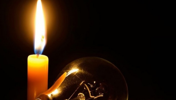 ILUSTRASI. Nyala lilin menerangi kegelapan saat listrik padam, menjadi simbol keresahan warga atas gangguan pasokan listrik yang berulang. (Istimewa for MaduraPost)