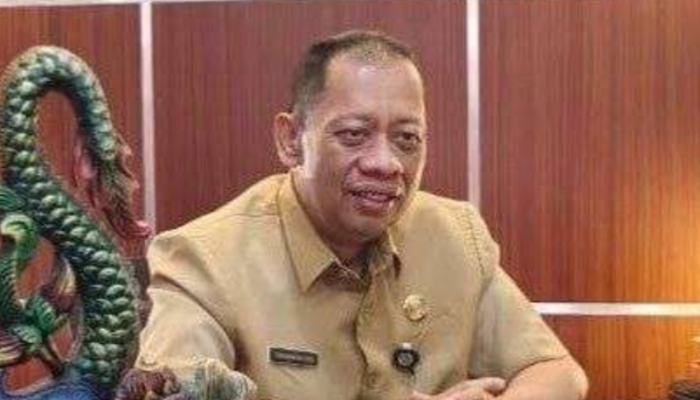 PROFIL. Kepala DKPP Sumenep, Chainur Rasyid, saat berada di ruang kerjanya. (Istimewa for MaduraPost)