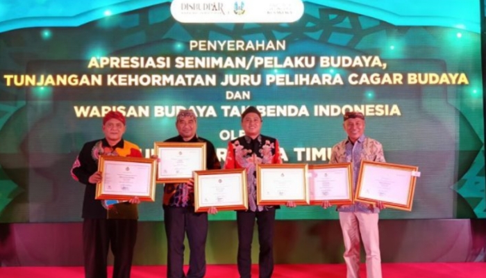 SIMBOLIS. Perwakilan Kabupaten Sumenep berpose usai menerima sertifikat Warisan Budaya Takbenda (WBTb) dari Pemerintah Provinsi Jawa Timur dalam seremoni apresiasi seniman dan pelaku budaya, Minggu (22/2/2025). (Istimewa for MaduraPost)
