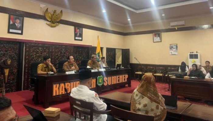 RAPAT. Suasana penguatan Tim Gugus Tugas Kabupaten Layak Anak (KLA) 2026 di Graha Arya Wiraraja, Kantor Bupati Sumenep, Selasa (24/2/2026), dipimpin jajaran Pemkab Sumenep bersama lintas OPD dan pemangku kepentingan. (Istimewa for MaduraPost)