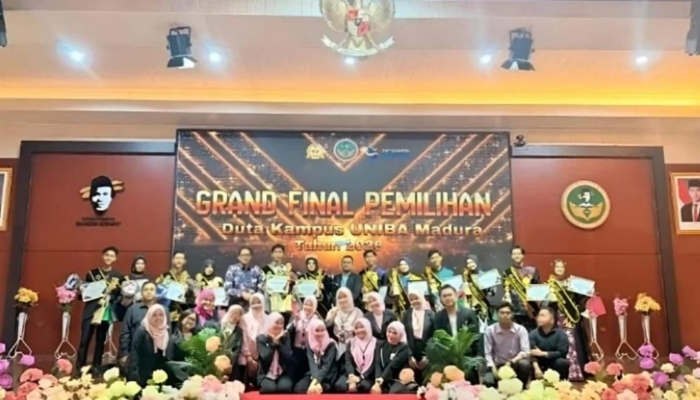 SEMARAK. Grand final Pemilihan Duta Kampus UNIBA Madura 2026 diabadikan bersama jajaran pimpinan dan panitia usai penobatan pemenang, menandai lahirnya figur-figur mahasiswa inspiratif. (Istimewa for MaduraPost)