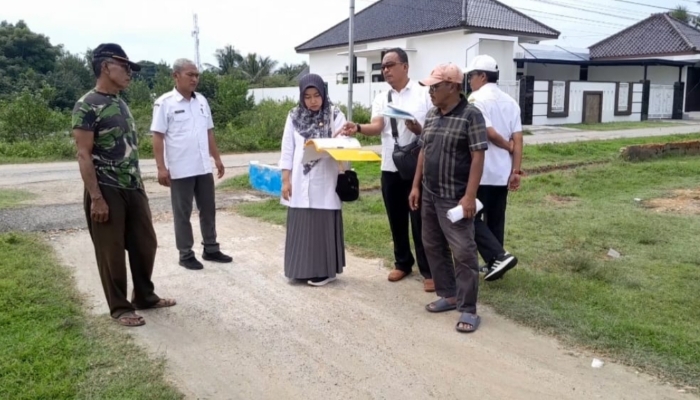DITINJAU. Suasana sidak tim Disperkimhub Sumenep di Perumahan Bima Regency, Marengan Daya, Sumenep, Rabu (25/2/2026). (M.Hendra.E/MaduraPost)