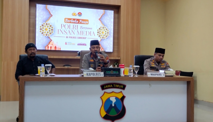 SAMBUTAN. Kapolres AKBP Anang Hardiyanto (tengah), saat menyampaikan sambutan dalam kegiatan buka puasa bersama insan media di Aula Vidcon Mapolres Sumenep. (M.Hendra.E/MaduraPost)