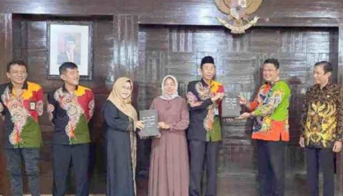 SIMBOLIS. Indra Wahyudi saat dilantik sebagai Kepala Diskominfo Kabupaten Sumenep. Dia menggantikan Ferdiansyah Tetrajaya, yang menjabat sebagai pemimpin sebelumnya di instansi tersebut, Kamis, 18 April 2024. (Istimewa for MaduraPost)