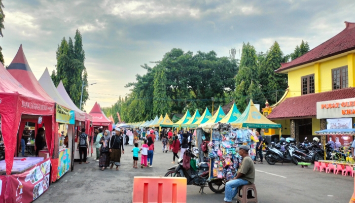 RAMAI. Suasana pasar takjil Ramadan di Kabupaten Sumenep yang dipadati warga menjelang waktu berbuka puasa. (M.Hendra.E/MaduraPost)
