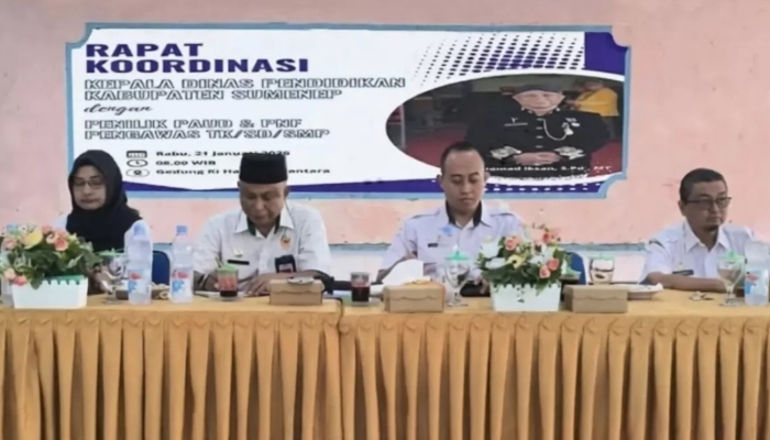 KEGIATAN. Jajaran Disdik Sumenep saat memimpin rapat koordinasi bersama kepala sekolah dan pengawas TK/SD/SMP dalam agenda penguatan program pendidikan di Kabupaten Sumenep. (Istimewa for MaduraPost)