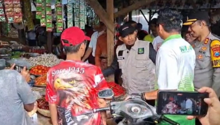 TINJAU. Bupati Sumenep Achmad Fauzi Wongsojudo bersama Forkopimda berdialog dengan pedagang saat memantau harga dan ketersediaan bahan pokok di Pasar Tradisional Anom Baru saat Ramadan. (Istimewa for MaduraPost)