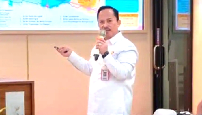 MENERANGKAN. Kepala Bappeda Sumenep, Arif Firmanto, memaparkan proses perencanaan pembangunan daerah dalam sebuah forum perencanaan di lingkungan Pemkab Sumenep. (Istimewa for MaduraPost)