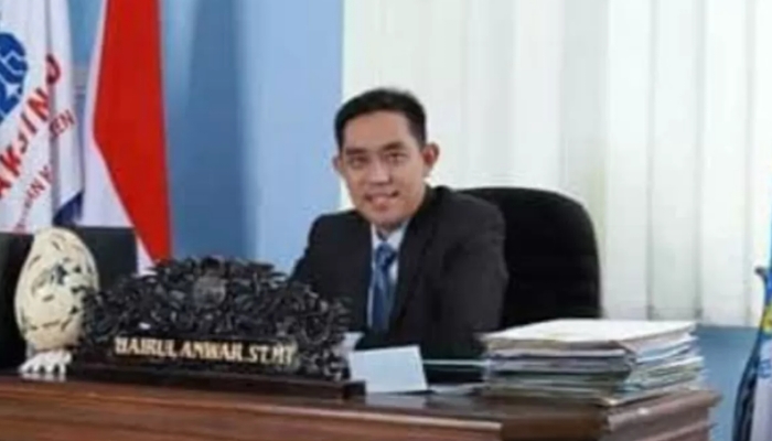 PROFIL. Anggota Komisi I DPRD Kabupaten Sumenep, Hairul Anwar, saat berada di dikantornya. (Istimewa for MaduraPost)