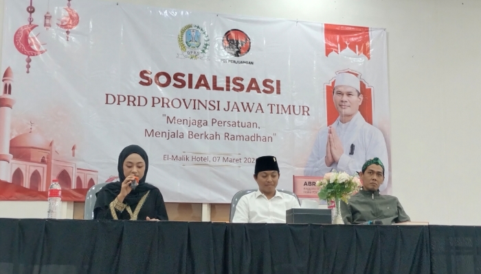 ACARA. Suasana sosialisasi Anggota Fraksi PDI Perjuangan DPRD Jawa Timur, Abrari, bertema “Menjaga Persatuan, Menjala Berkah Ramadan” yang berlangsung di El-Malik Hotel, Sumenep, Sabtu (7/3). Kegiatan ini dihadiri jurnalis, aktivis, dan mahasiswa. (M.Hendra.E/MaduraPost)