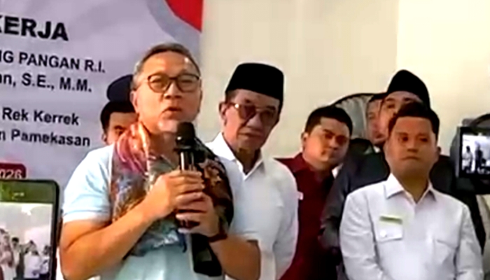 ACARA. Menteri Koordinator Bidang Pangan Zulkifli Hasan menyampaikan sambutan saat kunjungan kerja di Desa Rekkerek, Kecamatan Palengaan, didampingi Bupati Pamekasan KH. Kholilurrahman dan sejumlah pejabat daerah, Minggu (8/3/2026). (M.Hendra.E/MaduraPost)