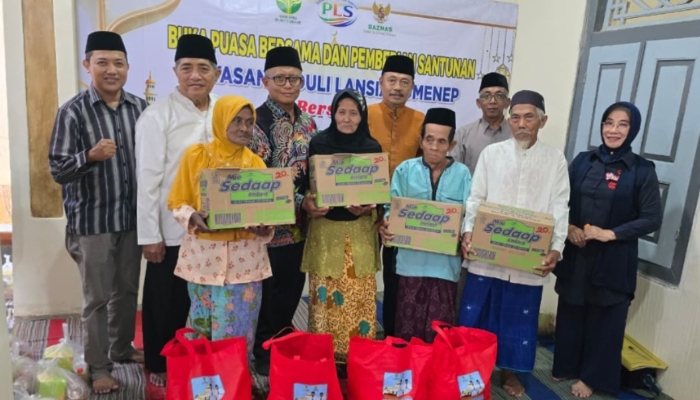 SIMBOLIS. Direktur Utama BPRS Bhakti Sumekar, H. Hairil Fajar bersama mantan Sekda Sumenep Edy Rasiyadi menyerahkan santunan kepada para lansia di Yayasan Peduli Lansia Sumenep dalam kegiatan buka puasa bersama, Senin (9/3/2026). (Istimewa for MaduraPost)