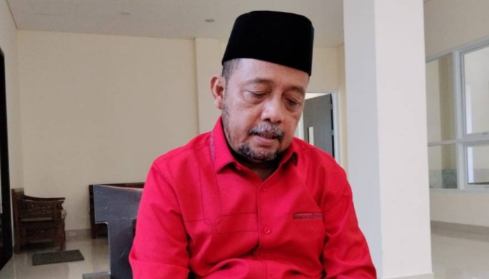 WAWANCARA. Ketua DPRD Sumenep, Zainal Arifin, menyampaikan keterangan kepada awak media terkait percepatan pencairan siltap bagi kepala desa, perangkat desa, dan BPD. (Istimewa for MaduraPost)